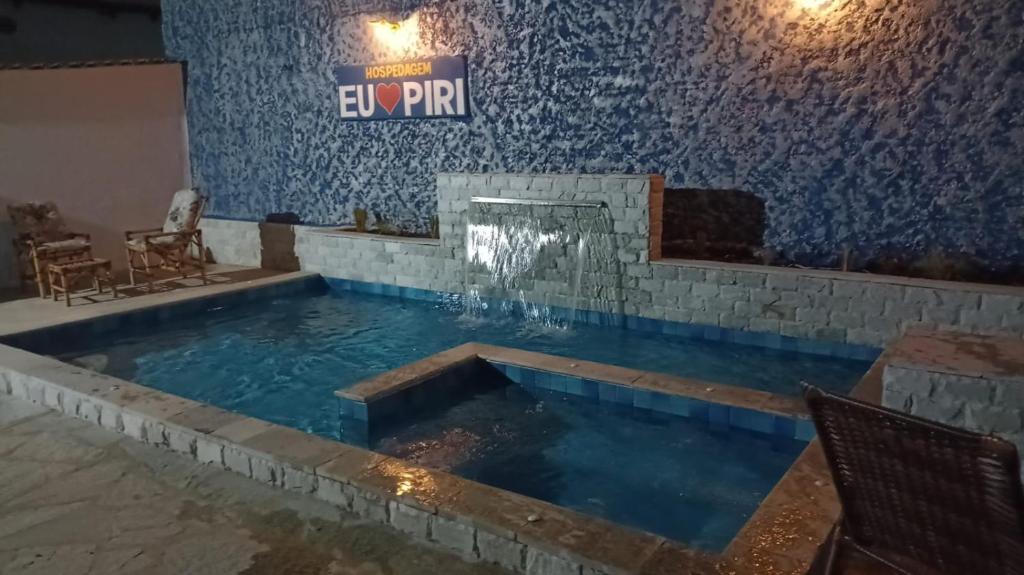 una piscina con una fuente de agua en un edificio en Hospedagem Central Eu Amo Piri, en Pirenópolis