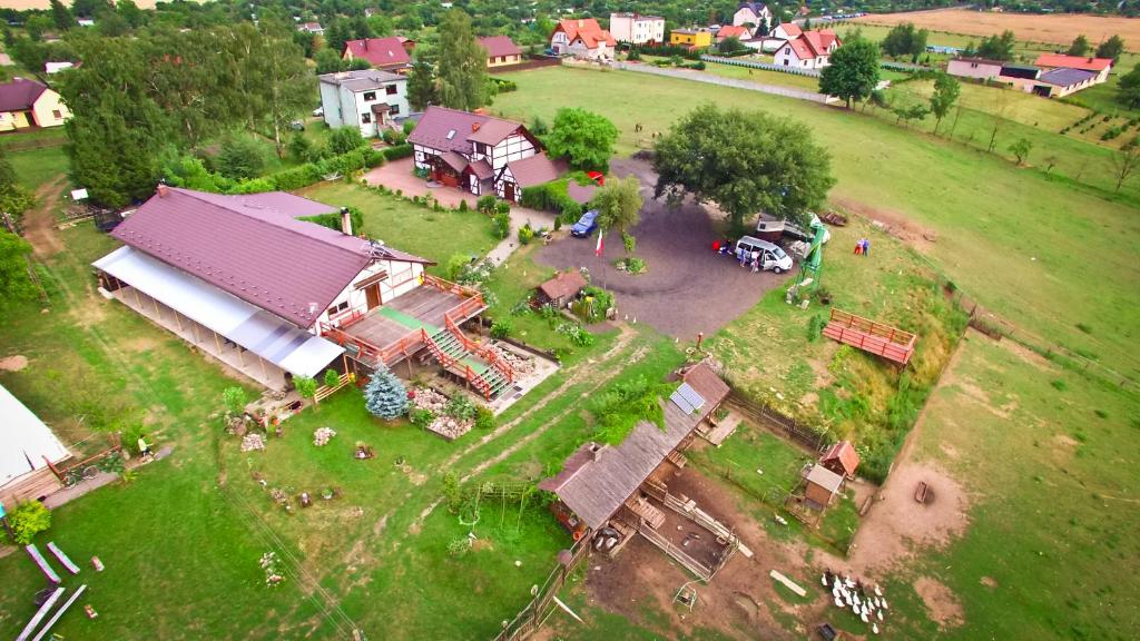 una vista aérea de una casa grande con patio en Agroturystyka Makowscy en Trzcianka