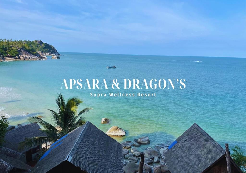 uma vista para uma praia com uma palmeira e o oceano em Apsara & Dragon’s Supra Wellness Resort em Baan Tai