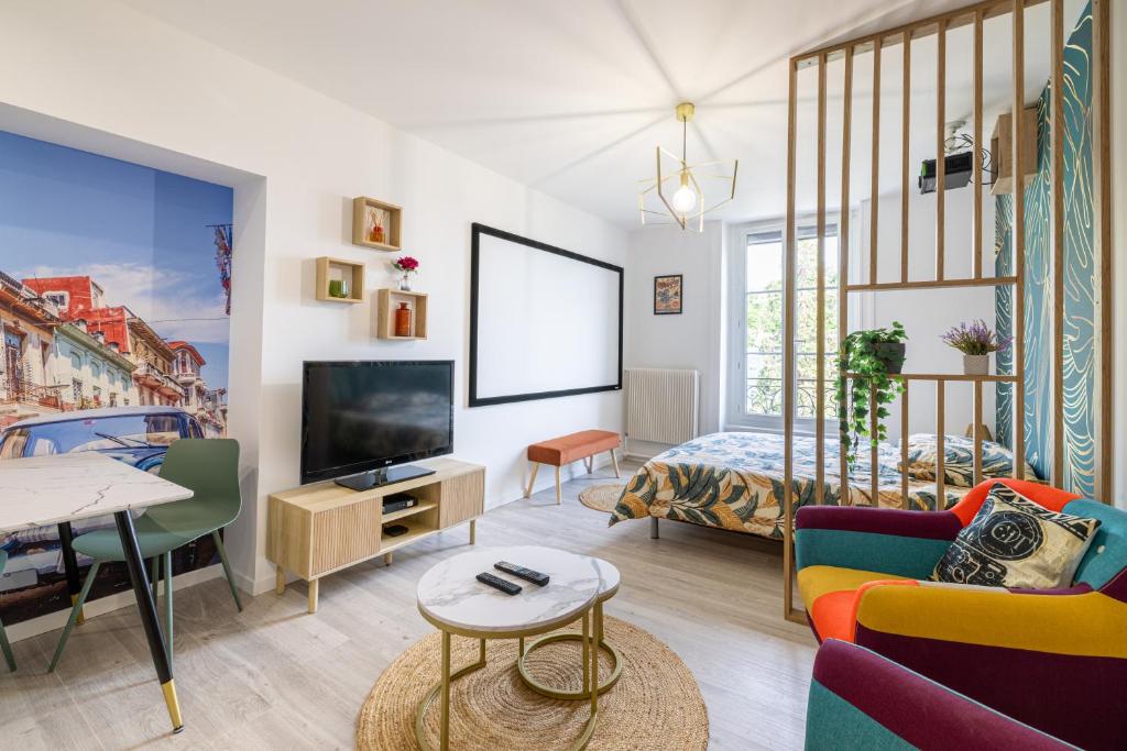 TV a/nebo společenská místnost v ubytování Rétro movies studio