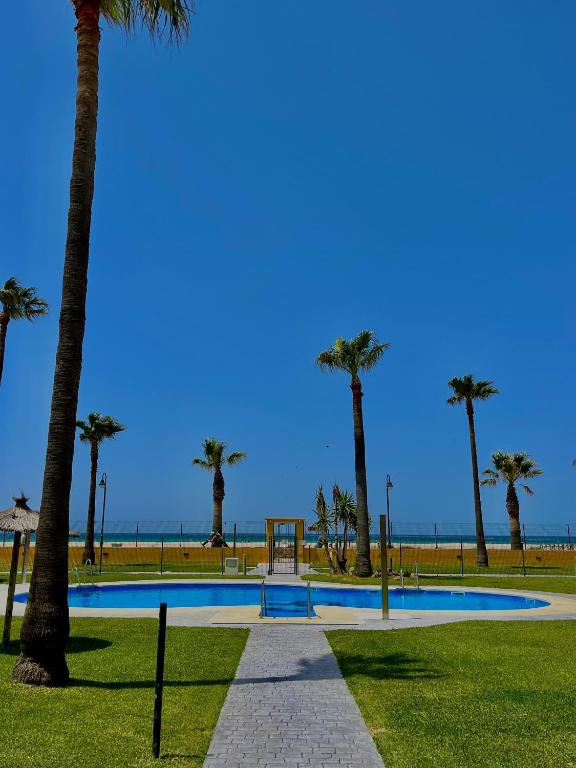 Bazén v ubytování La Tortuga I, encantador apartamento con garaje en primera línea de playa nebo v jeho okolí