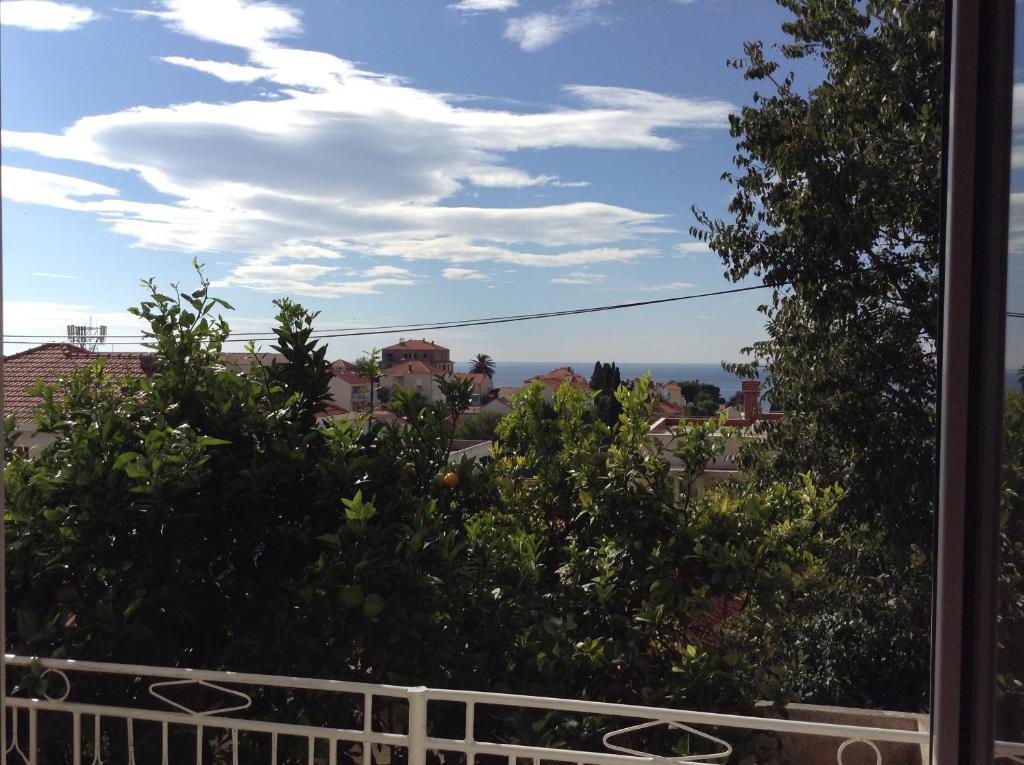 vistas a la ciudad desde el balcón de una casa en Guest House Sofija, en Dubrovnik