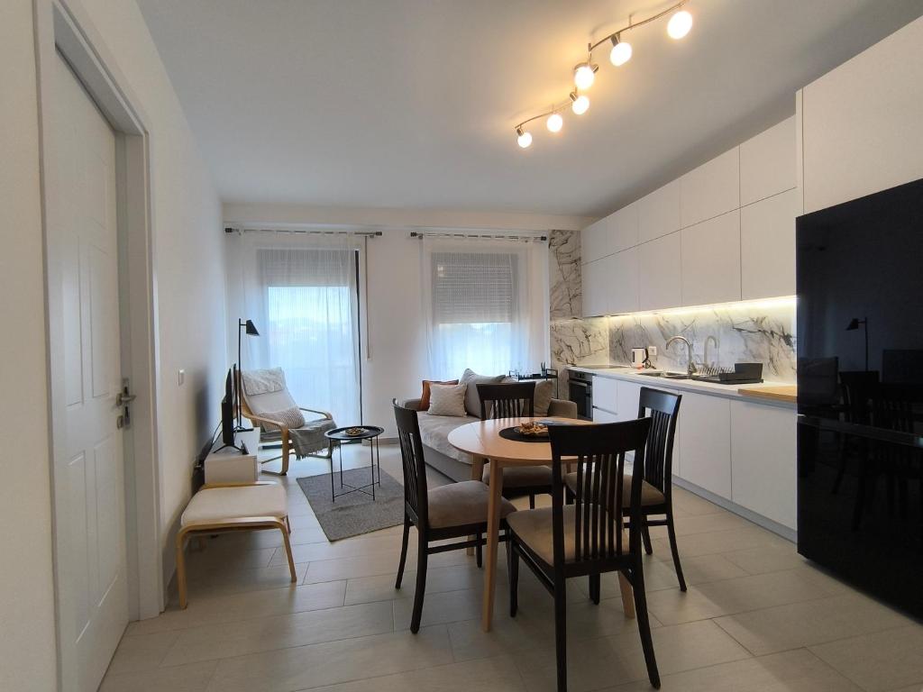 Kuchyň nebo kuchyňský kout v ubytování Serenade Apartment