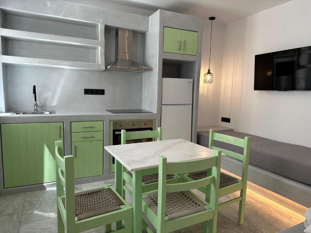 Kuchnia lub aneks kuchenny w obiekcie Aphrodite Hotel & Apartments