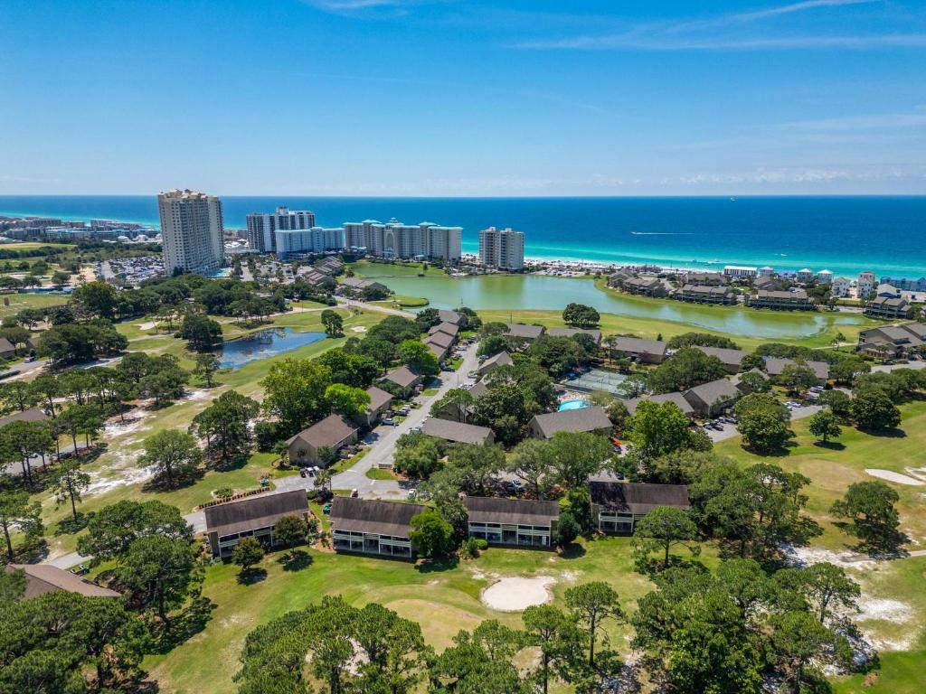 eine Luftaufnahme eines Resorts mit dem Meer in der Unterkunft Beachy Keen in Destin