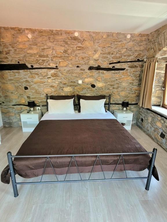 Postel nebo postele na pokoji v ubytování Traditional Stone Villa "To Petrino"
