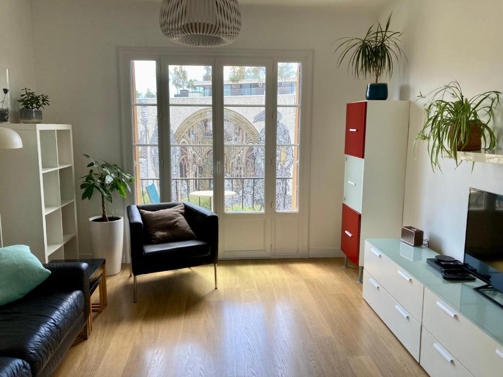 un salon avec un canapé et une chaise dans l'établissement Tortue de Mer, à Antibes