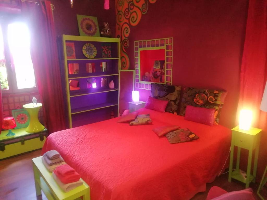 卡爾卡塔的住宿－Suite d'Artista Calcata，一间卧室配有红色的床和红色毯子
