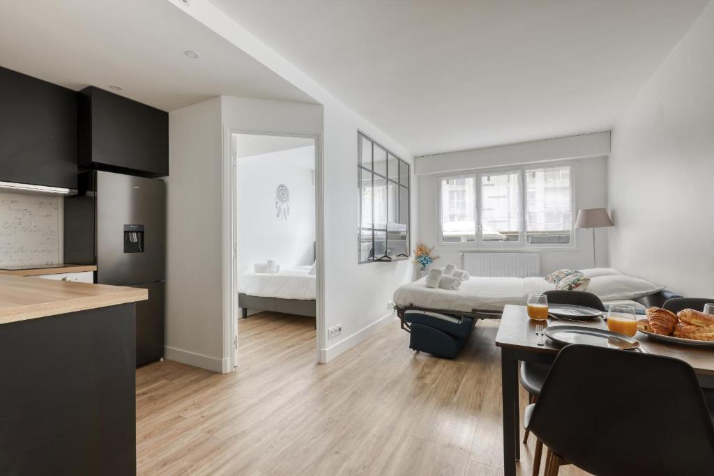 une pièce avec une cuisine et un salon dans l'établissement Modern & Pleasant Flat in the Heart of the 15th, à Paris