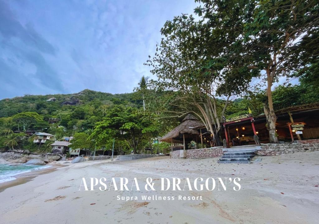 Blick auf den Strand mit einem Resort in der Unterkunft Apsara & Dragon’s Supra Wellness Resort in Baan Tai