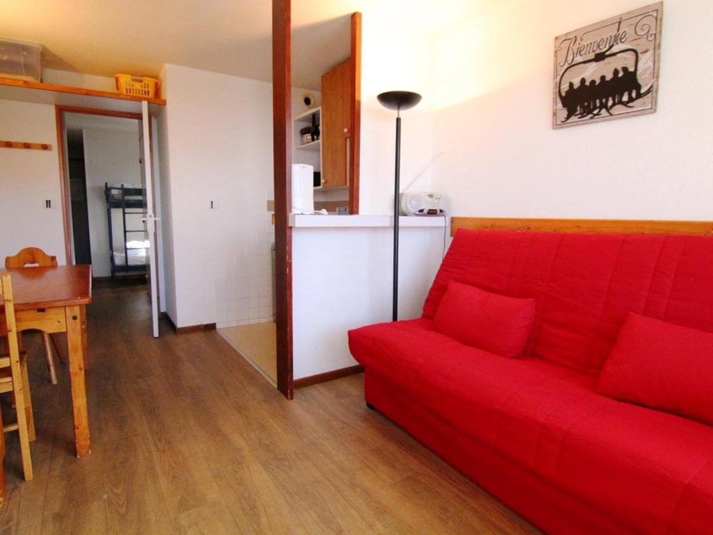 un salon avec un canapé rouge et une table dans l'établissement Appartement cosy 2 pièces, 6 pers, Alpe d'Huez - proche pistes et commerces - FR-1-405-52, à L'Alpe-d'Huez