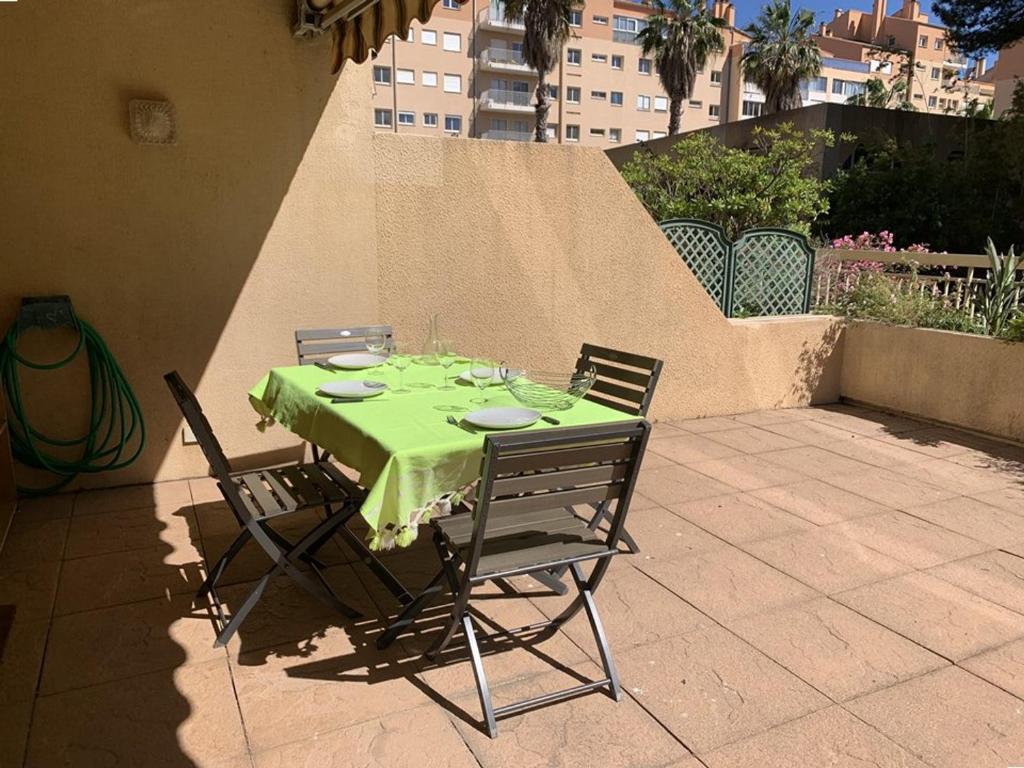 Balkon lub taras w obiekcie Appartement 2 pièces à Hyères : Port, grande terrasse 62m², proche plages, 4 pers., Wifi, commerces - FR-1-335-184