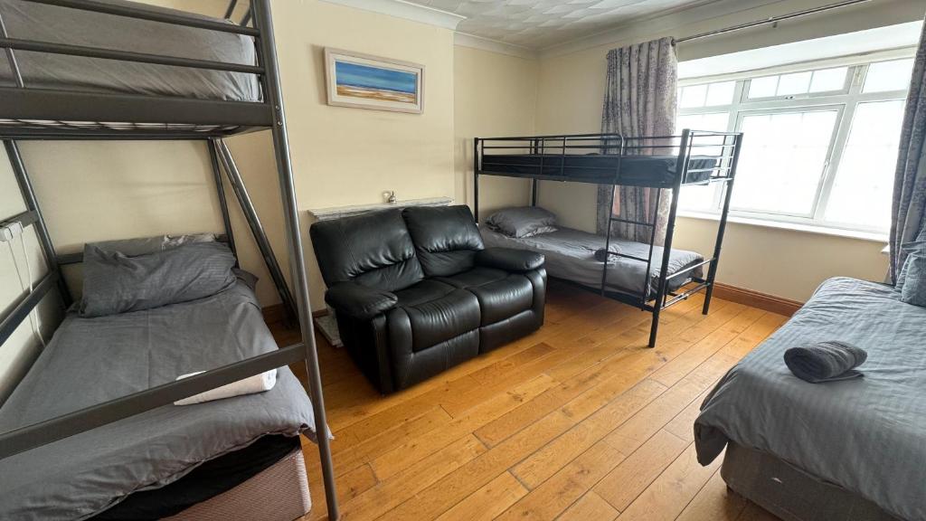 Poschodová posteľ alebo postele v izbe v ubytovaní Dublin Airport, DCU