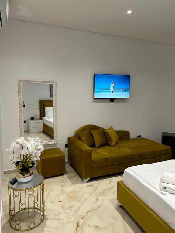 TV a/nebo společenská místnost v ubytování Suites by Era