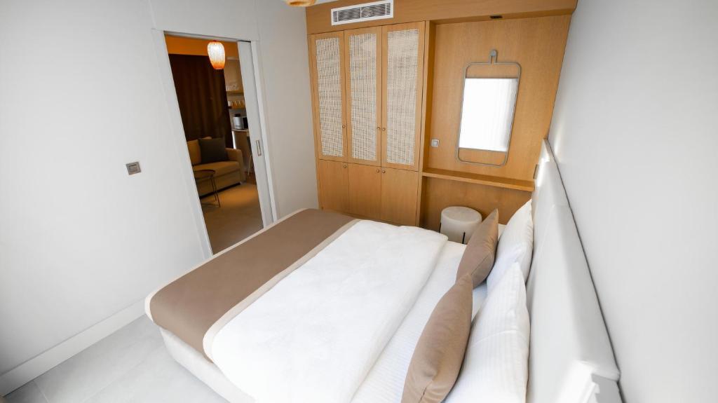 Postel nebo postele na pokoji v ubytování Bomo Suites