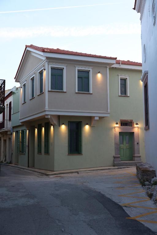 una casa con una puerta verde en una calle en Lythri Studios en Chios