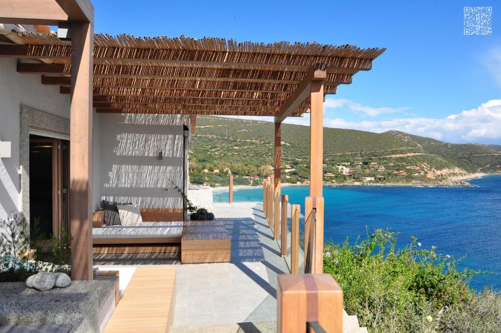 Casa con terraza con vistas al océano en BeLocations - Villa and Beach On The Rocks, en Torre delle Stelle