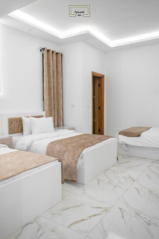 Postel nebo postele na pokoji v ubytování PYRAMIDS PR Inn
