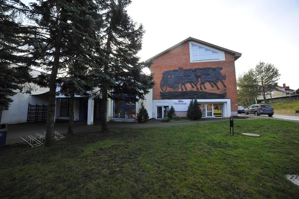 een gebouw met een muurschildering aan de zijkant bij Jūris in Nida