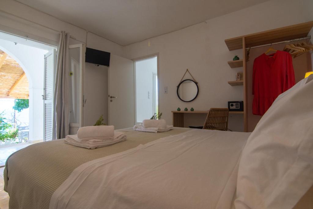 Postel nebo postele na pokoji v ubytování New! PaxosWhite Sea View Apartments & Studios!