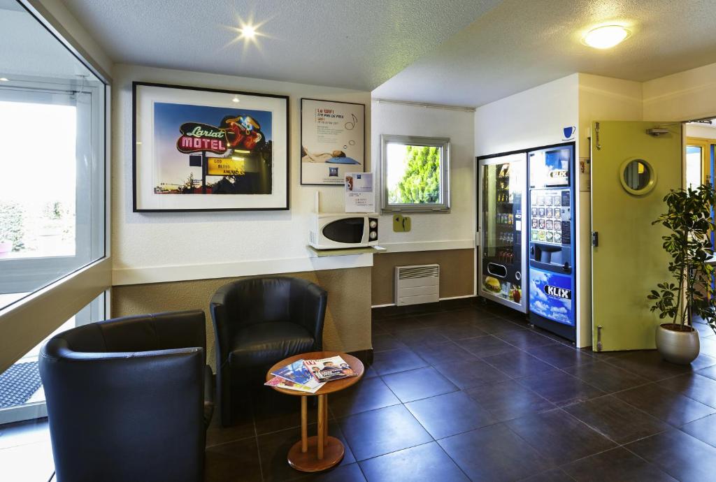 a waiting room at a fast food restaurant at ibis budget Chartres in Chartres