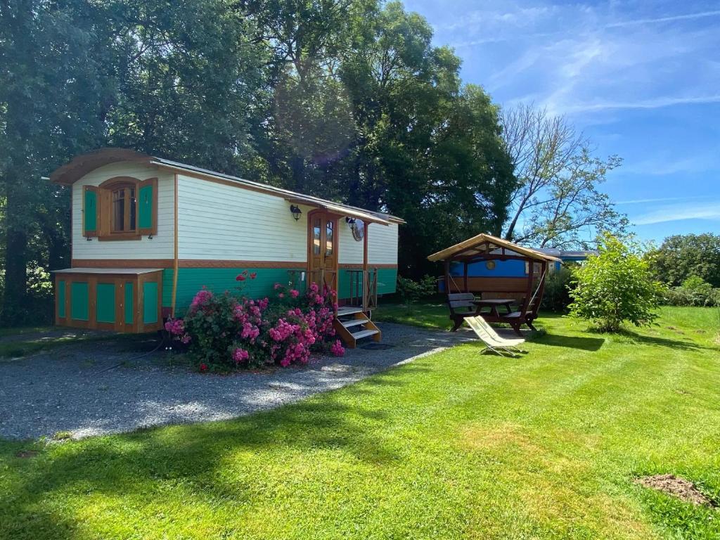Gallery image of Bungalow confortable à Saint-Pardoux avec piscine partagée in Saint-Pardoux