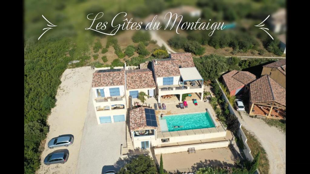 une vue aérienne d'une maison avec piscine dans l'établissement la résidence du Montaigu, à Saint-Hippolyte-de-Montaigu