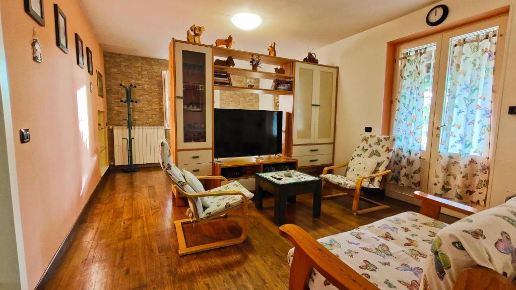 Telewizja i/lub zestaw kina domowego w obiekcie Locazione turistica nel verde Civita di Bagnoregio