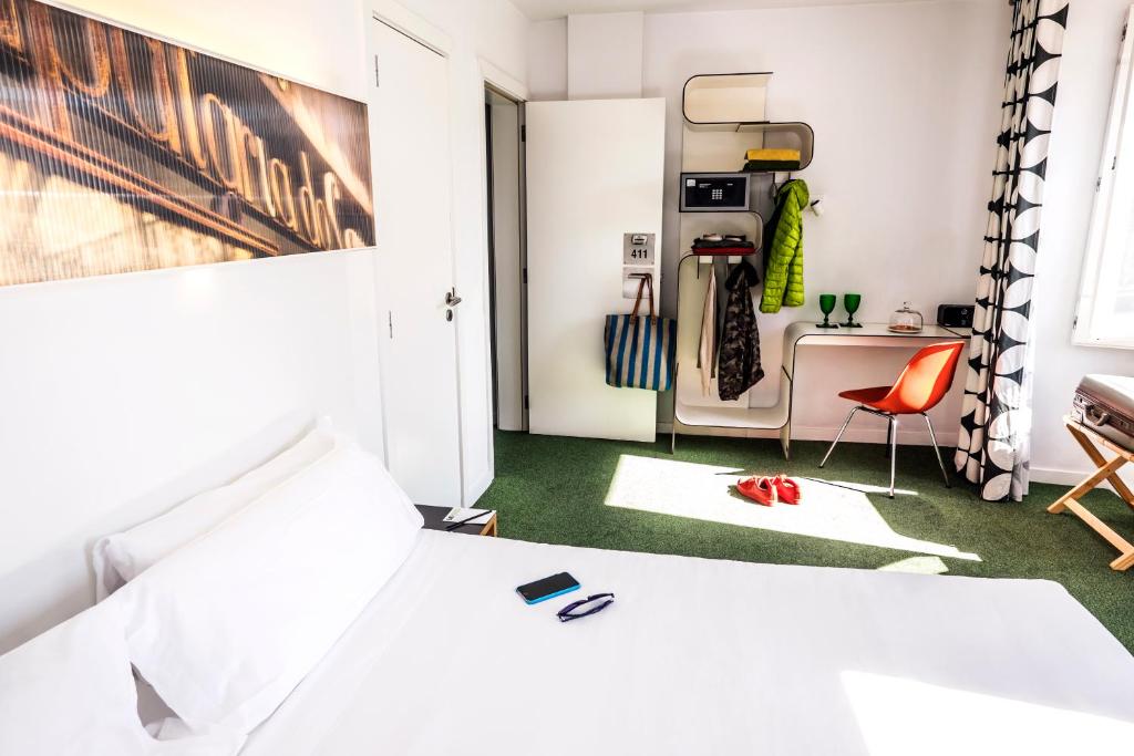 1 dormitorio con cama, escritorio y silla en Hotel Gat Rossio, en Lisboa