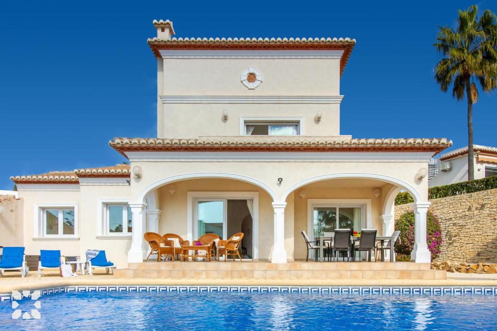 Bazén v ubytovaní Villa La Paloma Blanca by Abahana Villas alebo v jeho blízkosti