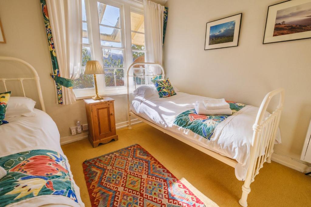 AcharnにあるCastle Cottage 2のツインベッド2台と窓が備わる客室です。