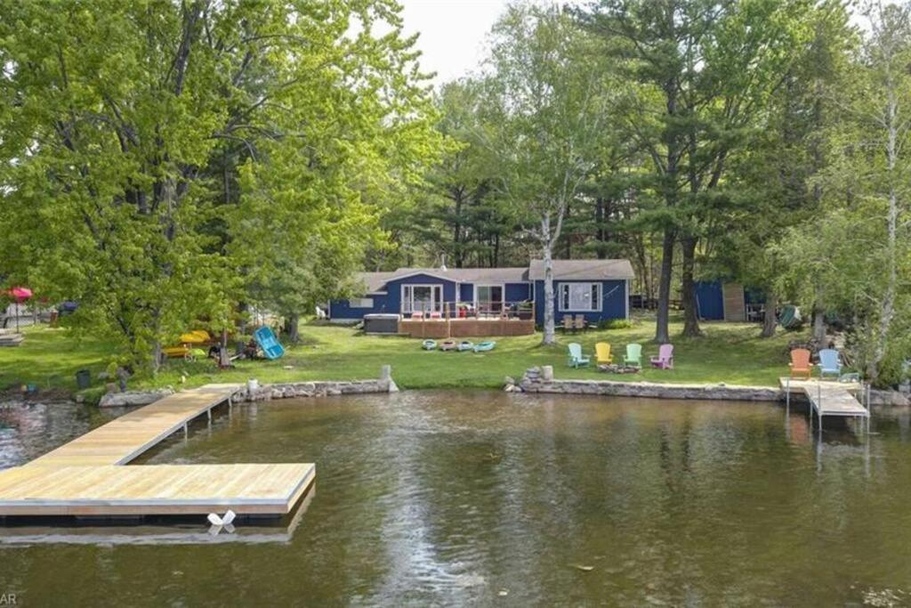 Waterfront Cottage - Fireplace - Kawartha