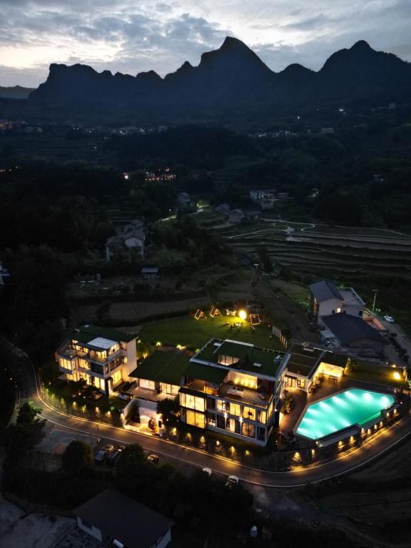 張家界的住宿－XMAN Valley Sunrise Resort，享有度假村的空中景色,晚上设有游泳池