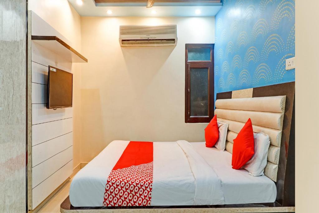 En eller flere senge i et værelse på Collection O Hotel Shree Narayan Regency
