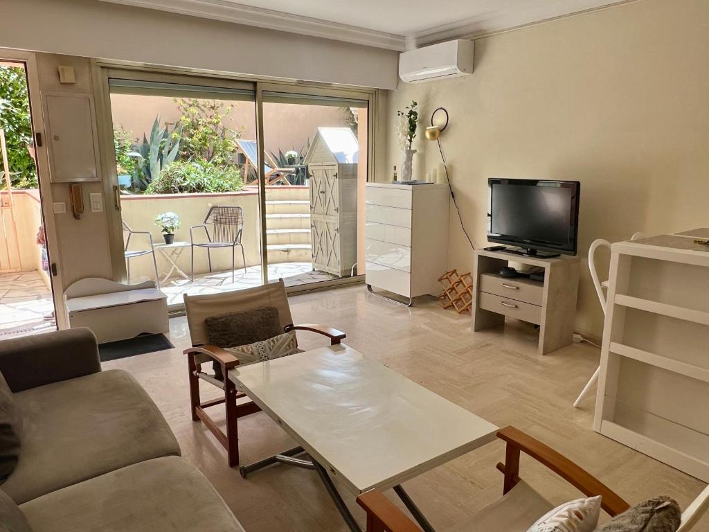un salon avec un canapé et une télévision dans l'établissement Quartier Suquet Marché Forville 4 pers. Terrasse, à Cannes