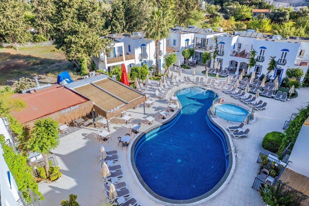 an overhead view of a pool at a resort at Paloma Family Club in Bitez