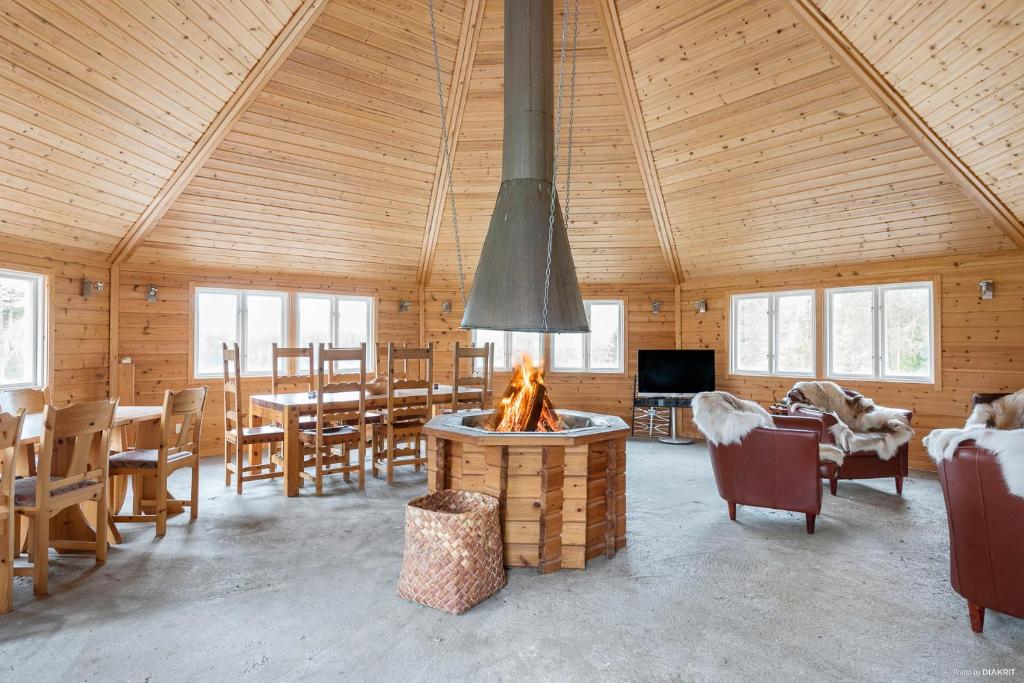 TV a/nebo společenská místnost v ubytování Arctic Ranch