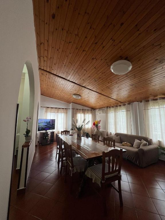 ein Esszimmer mit einem Tisch und einem Sofa in der Unterkunft Cycas in Cellole