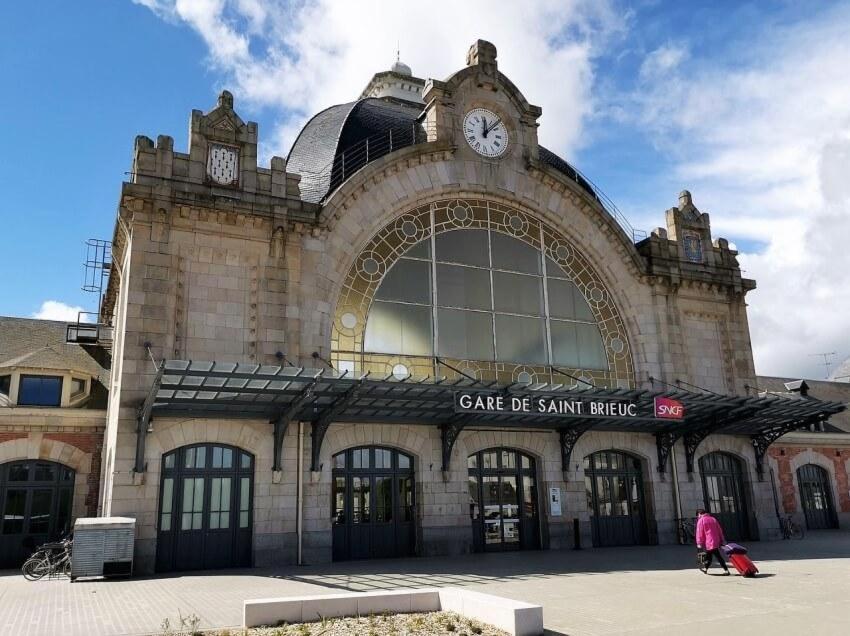 a large building with a clock on top of it at Appartement calme , 400m de la gare in Saint-Brieuc
