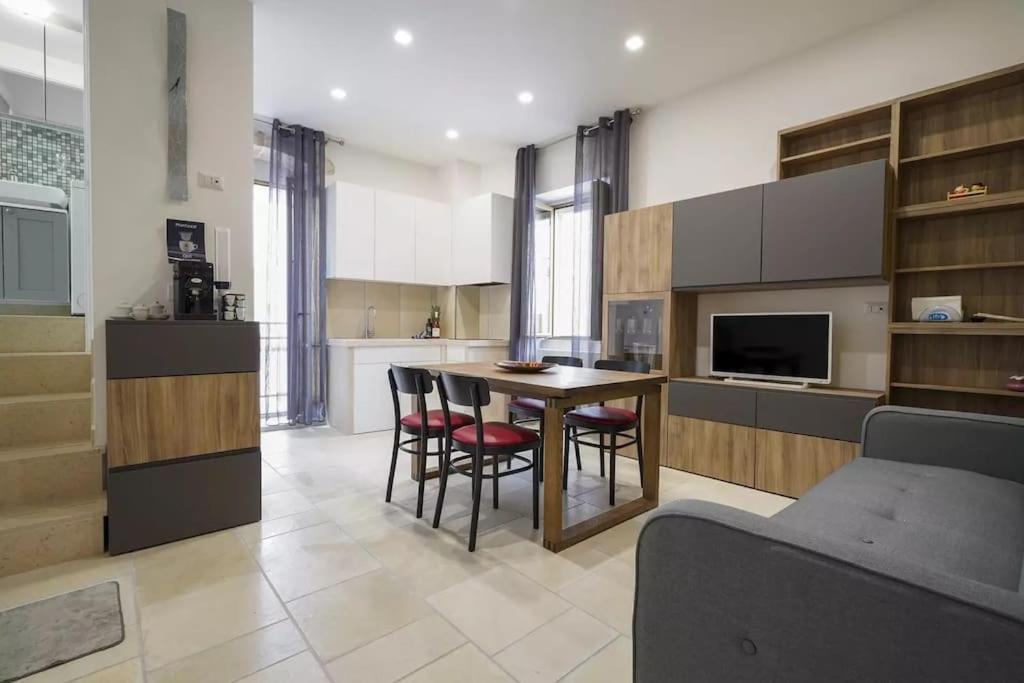 a kitchen with a table and chairs in a room at Appartamento Casa San Nicola in Putignano