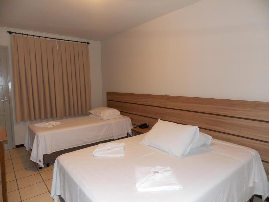 En eller flere senger på et rom på Hotel Mattes