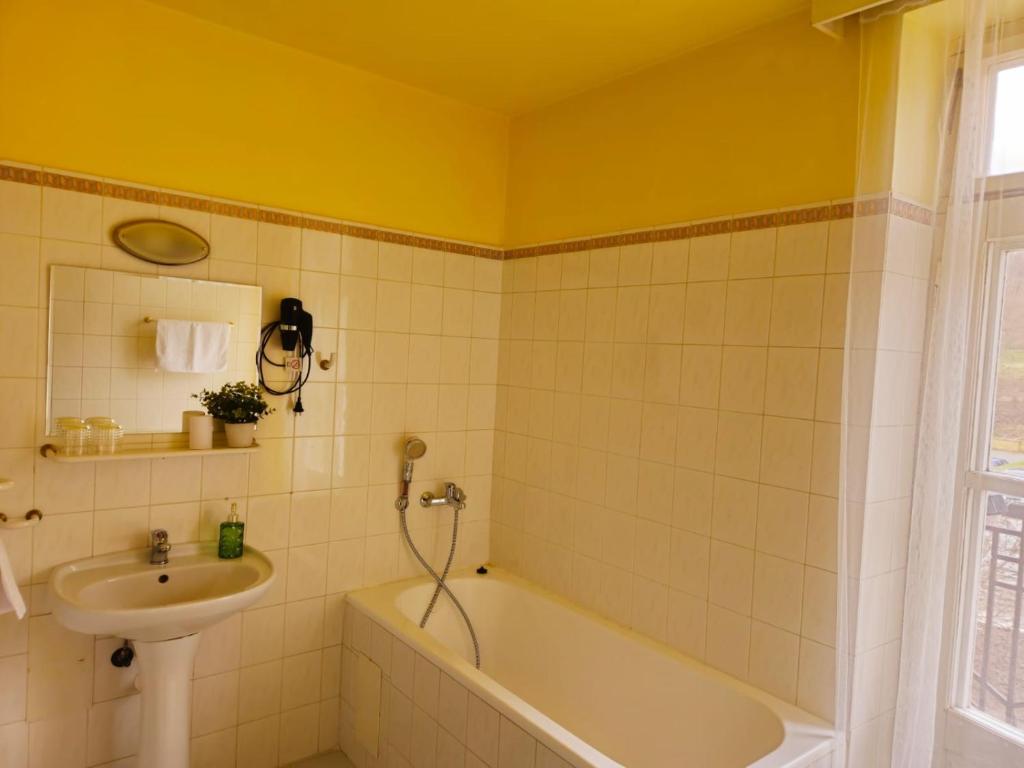 Koupelna v ubytování Hotel Lužná