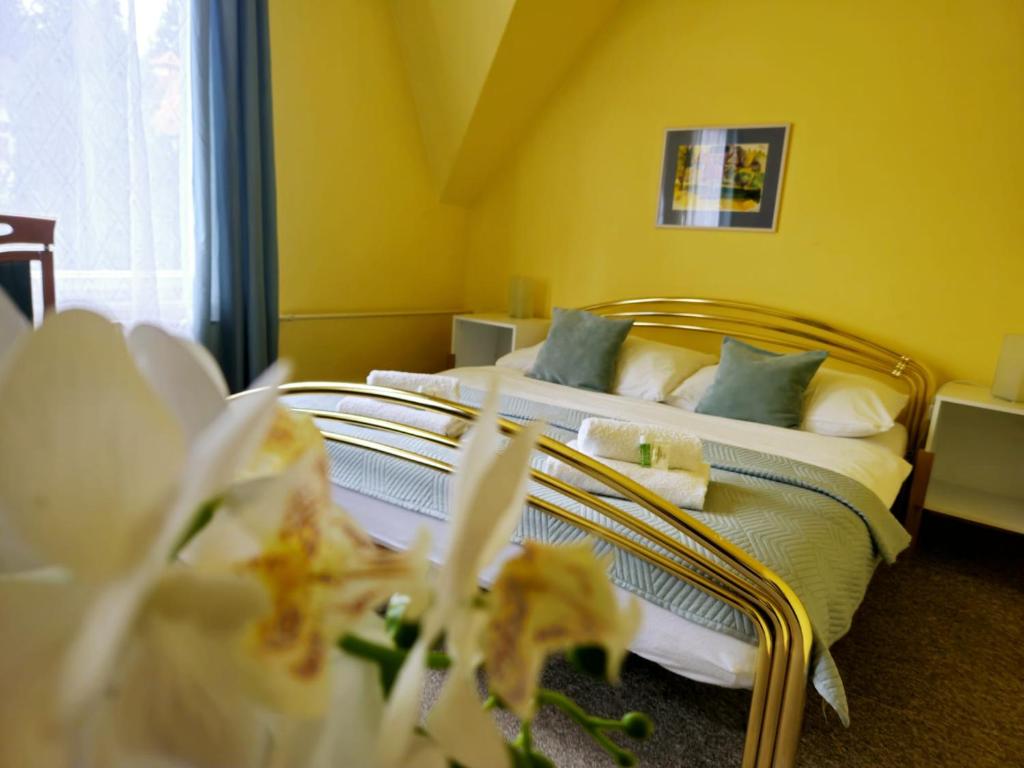 Postel nebo postele na pokoji v ubytování Hotel Lužná