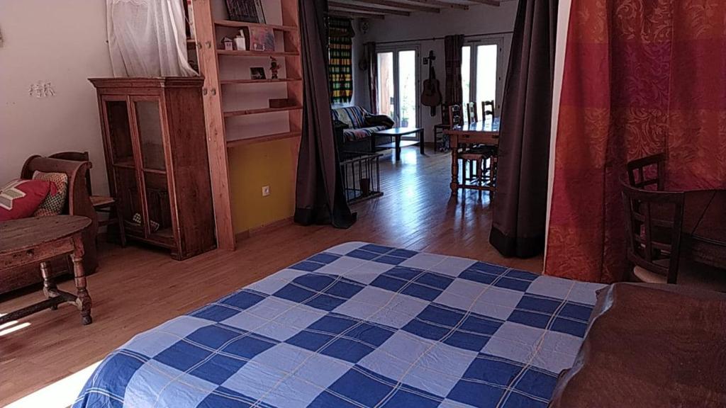 Postel nebo postele na pokoji v ubytování Gîtes de Revirand