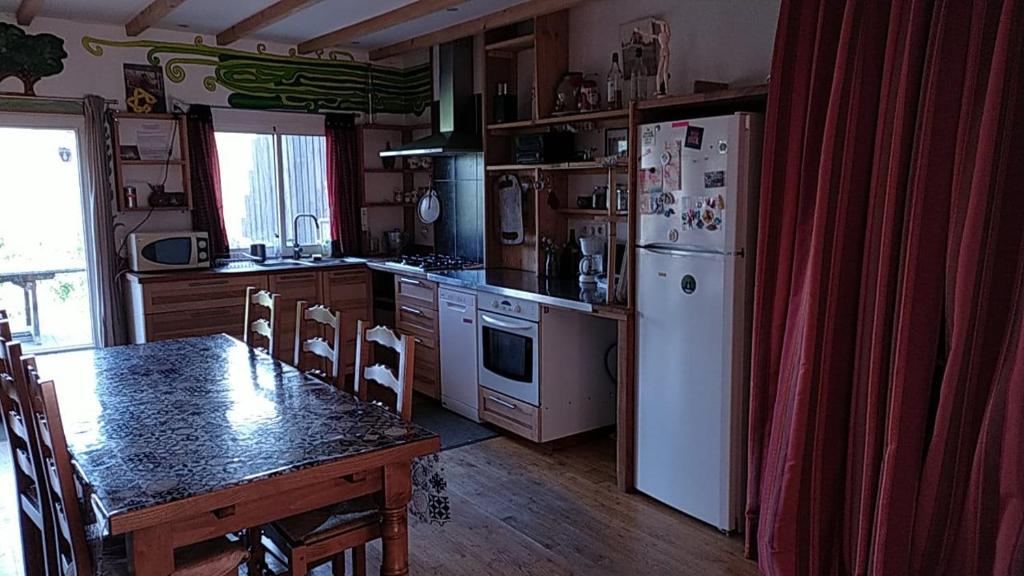 Kuchyň nebo kuchyňský kout v ubytování Gîtes de Revirand