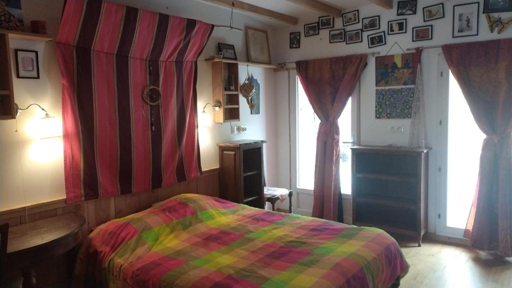 Postel nebo postele na pokoji v ubytování Gîtes de Revirand
