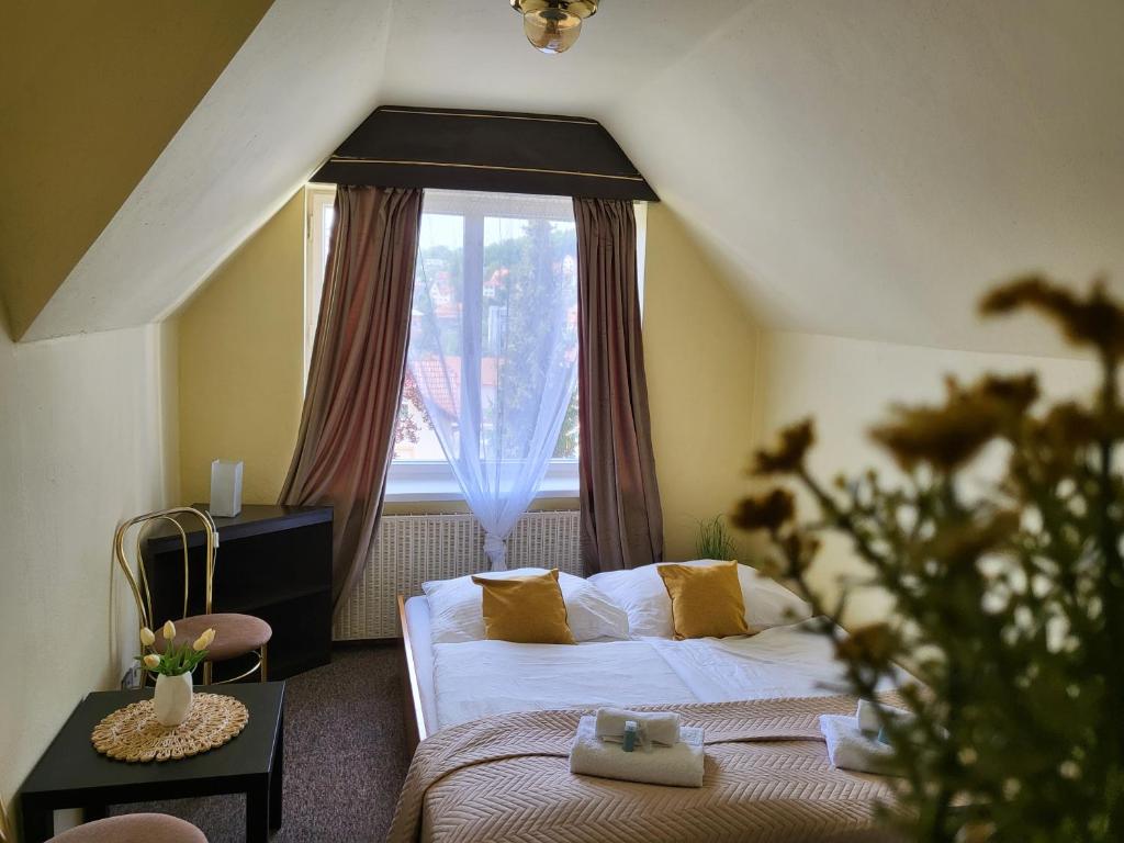 Postel nebo postele na pokoji v ubytování Hotel Lužná
