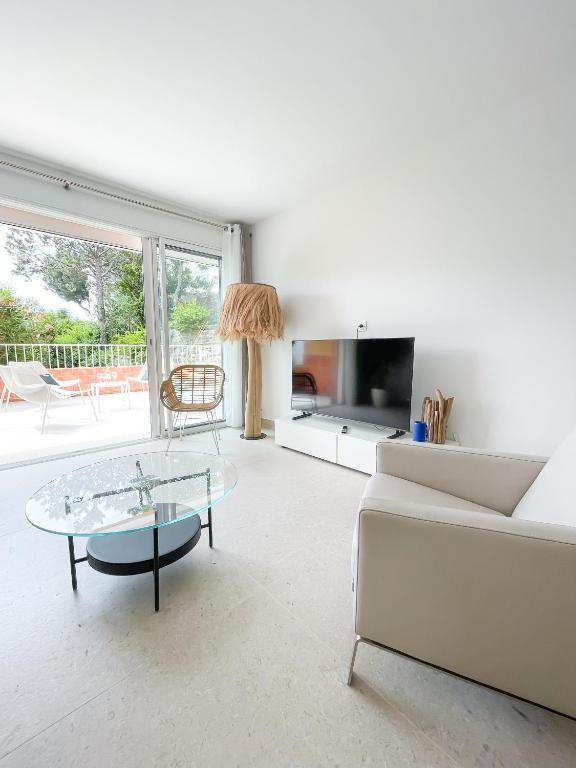 un salon avec un canapé et une table dans l'établissement Immersione - Clim - Terrasse Jardin - Centre ville, à Cassis