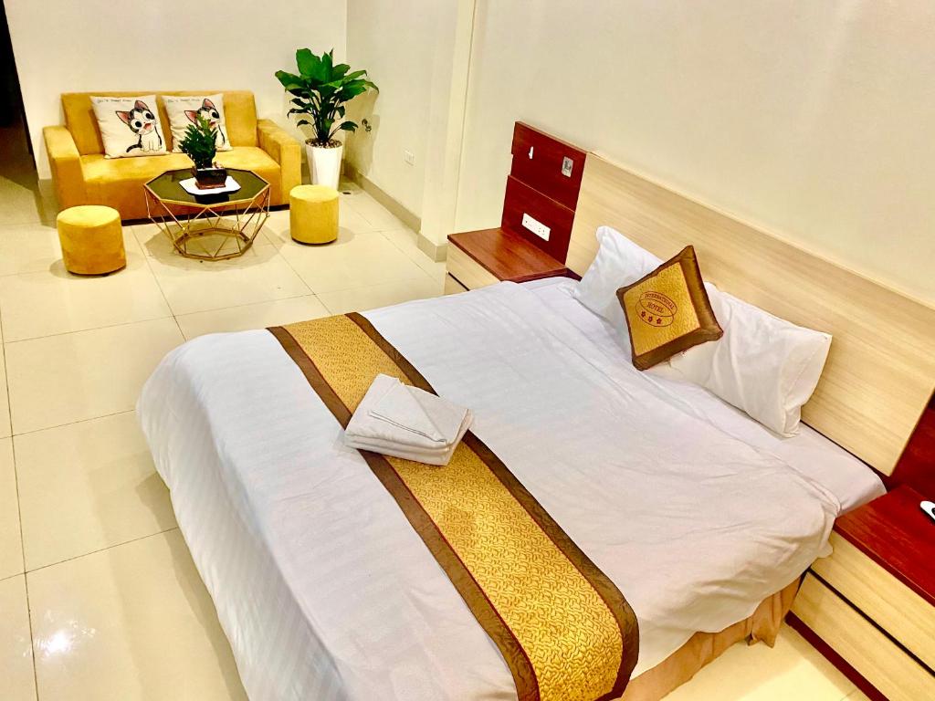 A bed or beds in a room at Dong Thanh Hotel