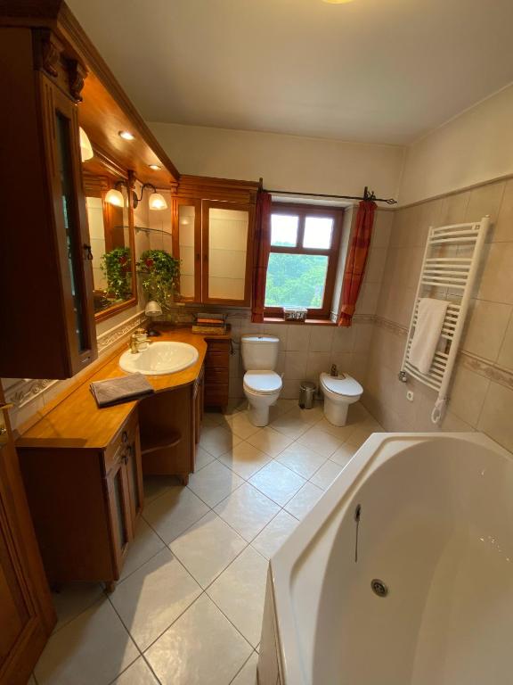 A bathroom at Jákó Ház